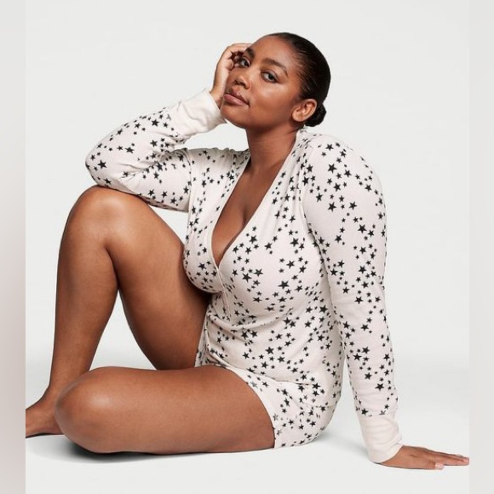 VICTORIA'S SECRET Thermal Short Pajama Set Black Tossed Stars - Worn once! EUC